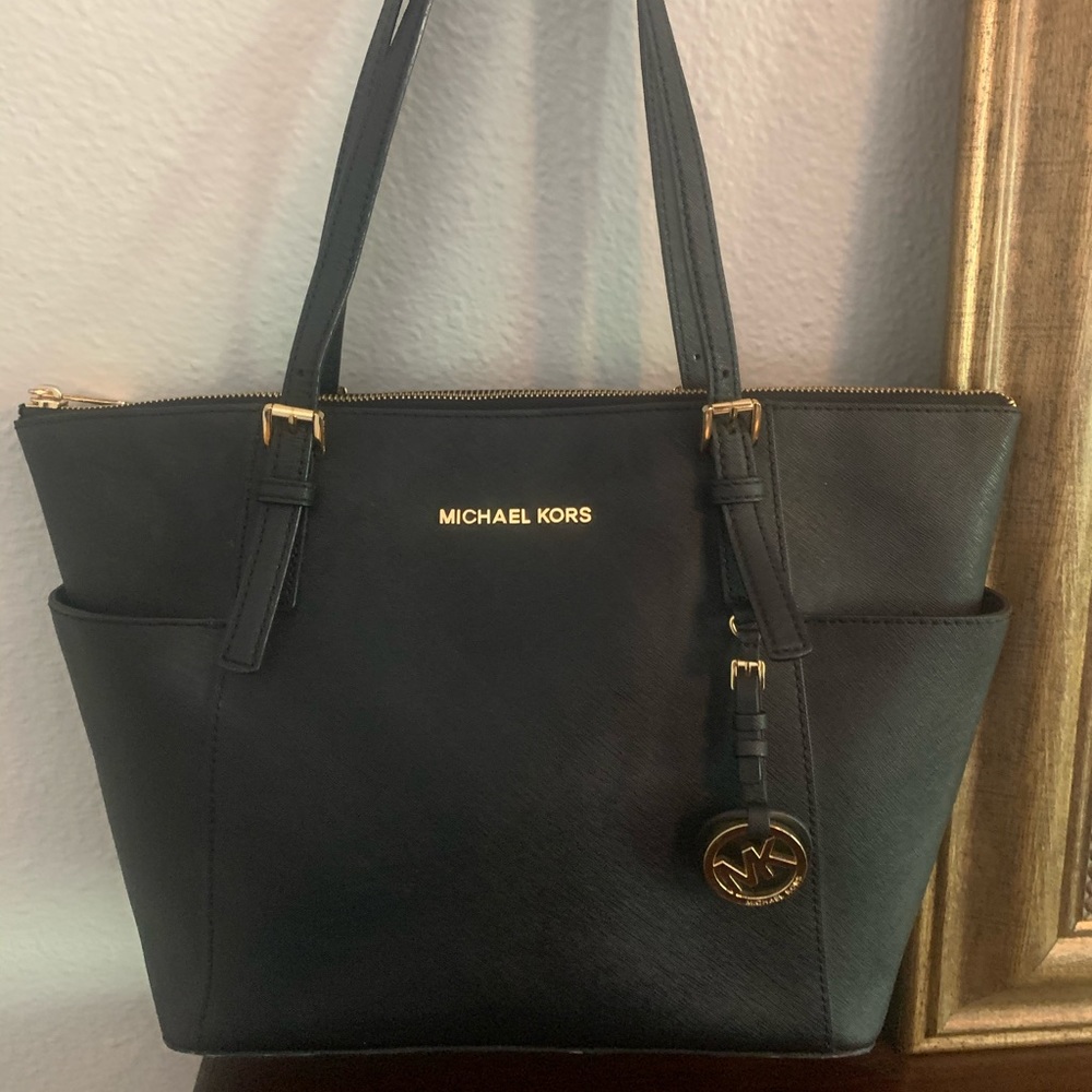 Jet Set Large Saffiano Leather Top-Zip Tote Bag